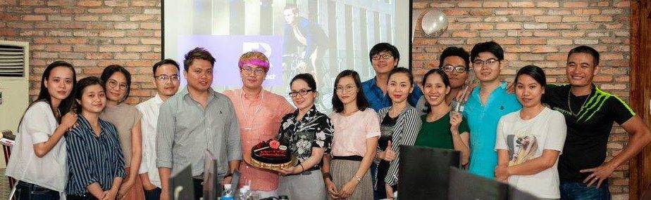 Foto de grupo del equipo de proyectos de Phong Phu y de FastReactPlan