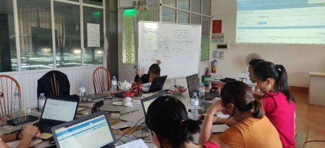Đội ngũ nhân viên của Song Hong trong hội trường đang được đào tạo IntelloCut