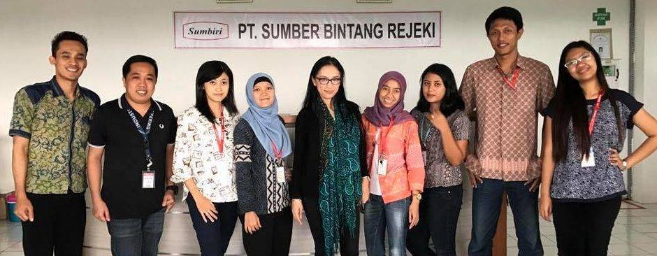 Participantes de la formación GSDCost con Project Manager en la fábrica de Sumbiri