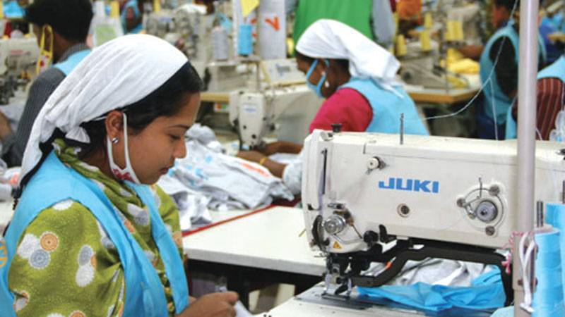 Mujer trabajando en una máquina de coser en la fábrica de Epyllion en Bangladesh