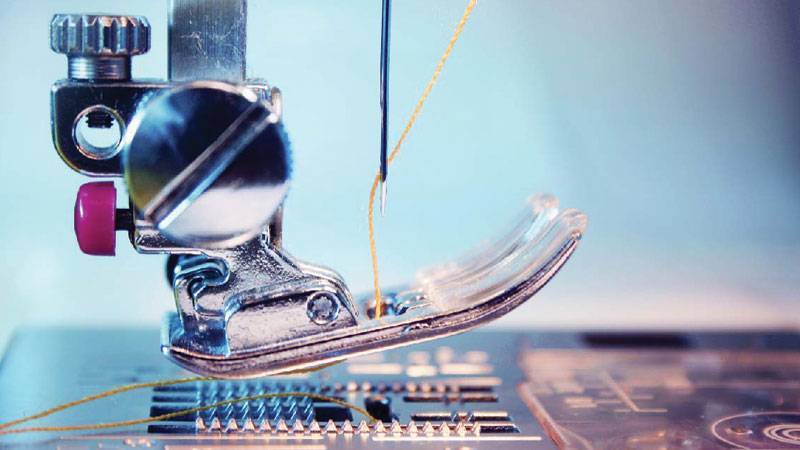 Imagen del prensatelas y aguja de Imagen del prensatelas y aguja de una máquina de coser máquina de coser