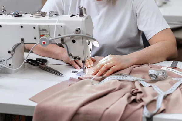 Üretim bölümünde Uniteks dikiş hattı